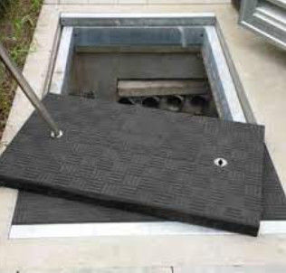Tutup Manhole Anti Slip Fiberglass Dengan Ketahanan Dampak yang Kuat, Tutup Manhole Warna Gelap untuk Drain