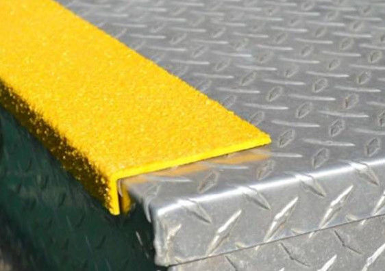 Ketahanan Slip FRP Profil Struktural Profil Sudut Panjang Disesuaikan,Fiberglass Pultruded Profil Struktural Square