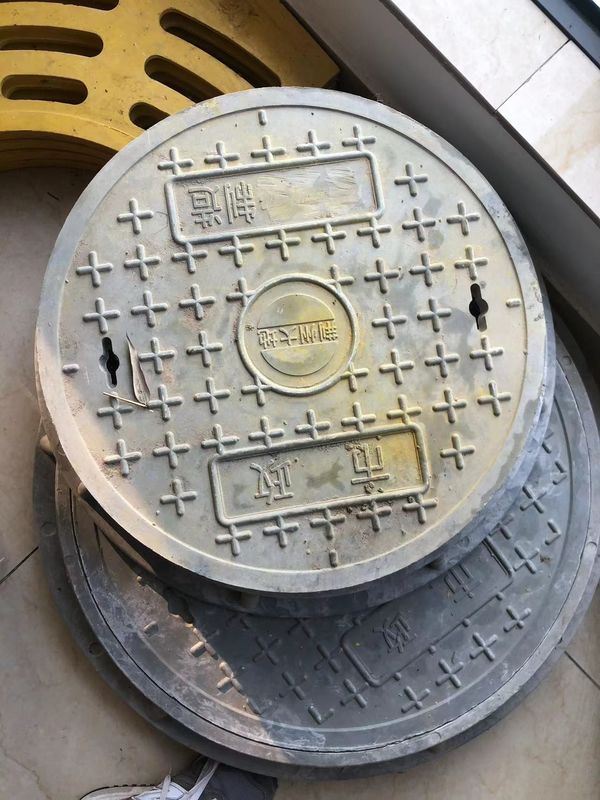 19.7 Inch Grey Fiberglass Circle Manhole Cover Gaya Umum Untuk Pembangunan Jalan