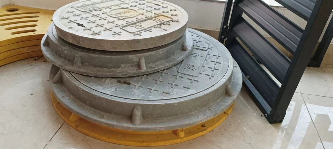 19.7 Inch Grey Fiberglass Circle Manhole Cover Gaya Umum Untuk Pembangunan Jalan