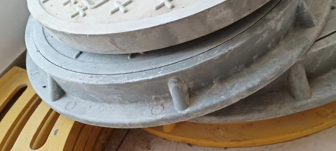 19.7 Inch Grey Fiberglass Circle Manhole Cover Gaya Umum Untuk Pembangunan Jalan