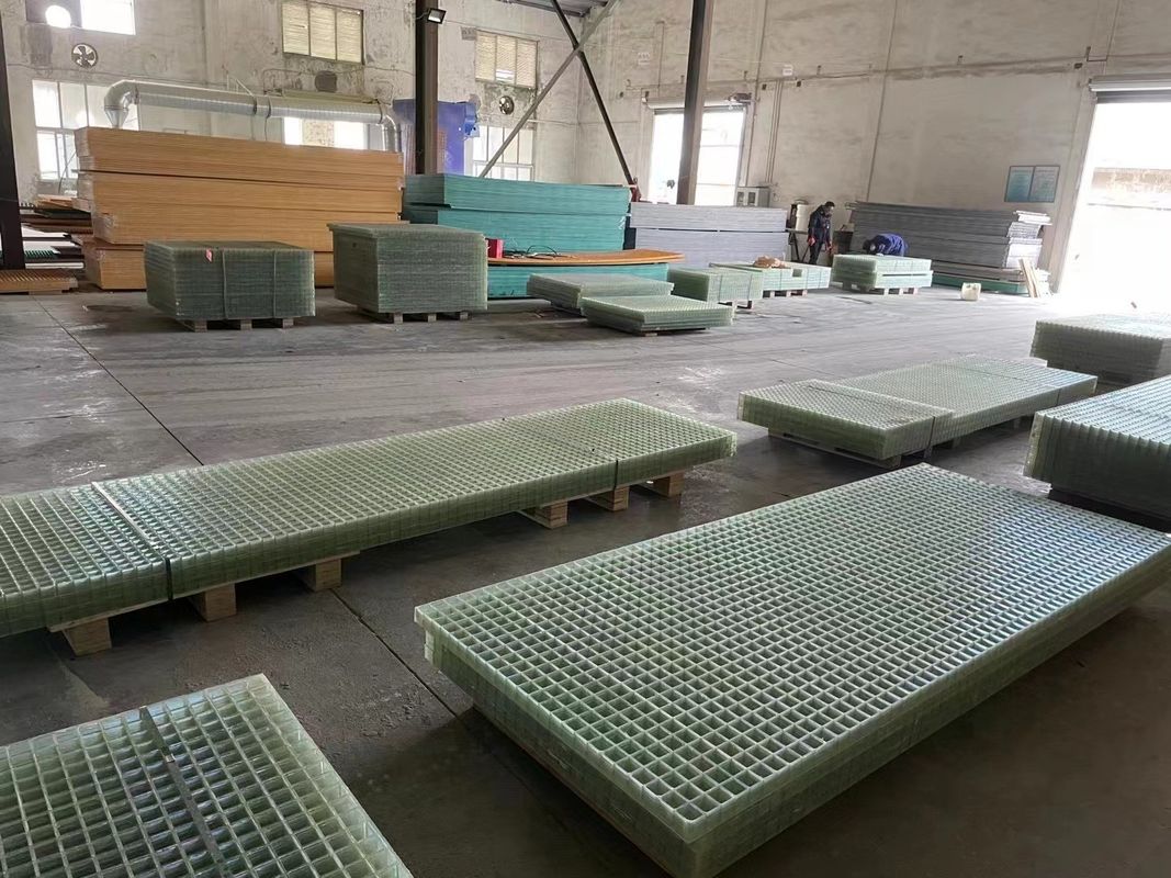Resipi Murni FRP Grating Walkway Atau Platform Penggunaan Dalam 38*38*38mm Ukuran Panel Disesuaikan