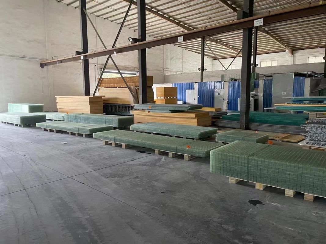 Resipi Murni FRP Grating Walkway Atau Platform Penggunaan Dalam 38*38*38mm Ukuran Panel Disesuaikan